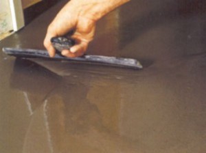 Помогаем смеси шпателем заполнить неровности поверхности Помогаем смеси шпателем заполнить неровности поверхности