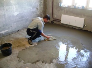 Смачиваем стяжку водой, для приобретения прочности Смачиваем стяжку водой, для приобретения прочности