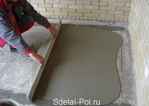 Стяжка раствора правилом по маякам Стяжка раствора правилом по маякам