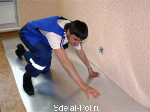 Укладка теплоизоляционной подложки Укладка теплоизоляционной подложки
