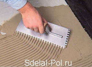Нанесение клея зубчатым шпателем Нанесение клея зубчатым шпателем