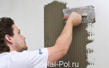 Нанесение клея зубчатым шпателем Нанесение клея зубчатым шпателем