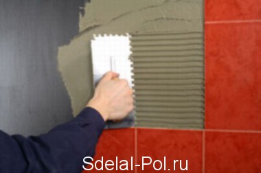 Нанесение клея на стены гребенкой Нанесение клея на стены гребенкой