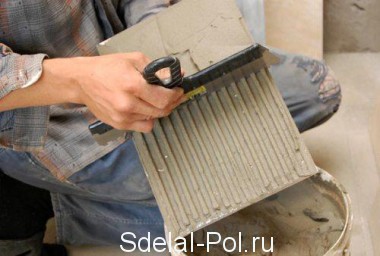 Нанесение клея зубчатым шпателем Нанесение клея зубчатым шпателем