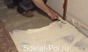 Нанесение клея круговыми движениями Нанесение клея круговыми движениями