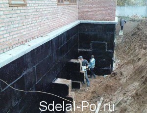 Обработка поверхности фундамента битумной мастикой Обработка поверхности фундамента битумной мастикой
