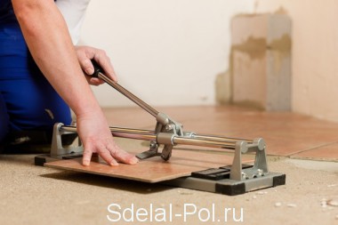 Резка плитки ручным плиткорезом Резка плитки ручным плиткорезом
