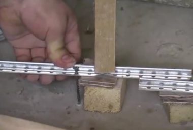Установка маячных реек на деревянные плашки Установка маячных реек на деревянные плашки